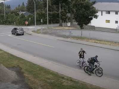 Ladro di biciclette inseguito e bloccato dal proprietario in bicicletta che lo investe – VIDEO