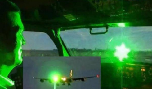 Puntatore laser contro il pilota di un aereo in fase di atterraggio