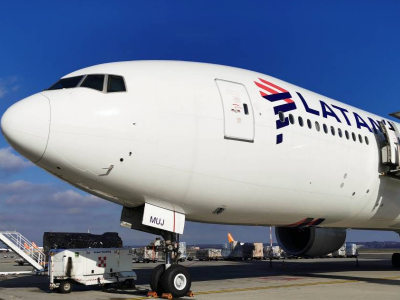 Cinquanta feriti tra passeggeri e membri dell'equipaggio dopo che un Boeing della LATAM Airlines ha subito un improvviso calo di quota
