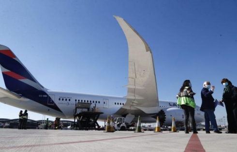 Pilota muore durante il volo LATAM tra Miami e Santiago, aereo devia a Panama City