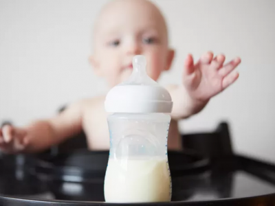 Oli minerali tossici oltre il limite nel latte in polvere per neonati