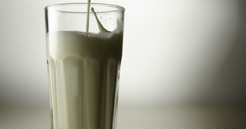 Latte intero contro sovrappeso e obesità nei bambini.