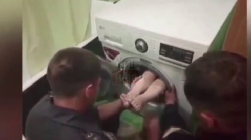 Bimbo di 3 anni si chiude nella lavatrice: muore soffocato