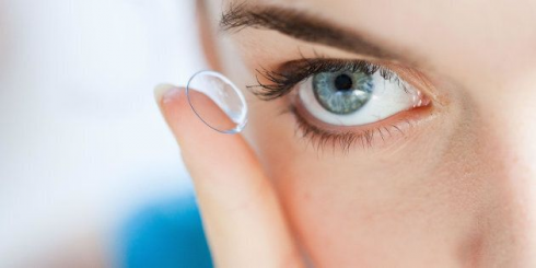 Avviso di sicurezza: richiamo volontario di alcuni lotti di soluzioni per lenti a contatto Bausch + Lomb.