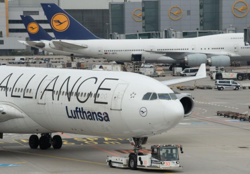 Scandalo all'aeroporto di Francoforte: la polizia federale butta fuori da un aereo della Lufthansa il capo del governo albanese