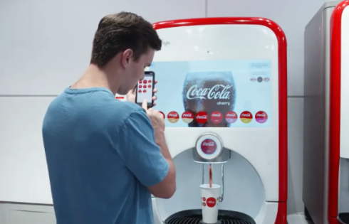 Singapore, un turista francese rischia il carcere per... aver leccato una cannuccia