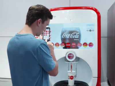 Singapore, un turista francese rischia il carcere per... aver leccato una cannuccia