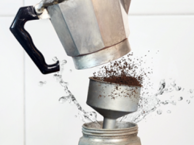 SOS in cucina: esplode la moka mentre prepara il caffè, muore una 66enne