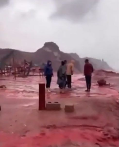 Iran, il mare di Hormuz con la pioggia si tinge di rosso porpora