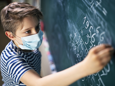 Covid, Giudice cancella l'obbligo di mascherina a scuola: indagato. 