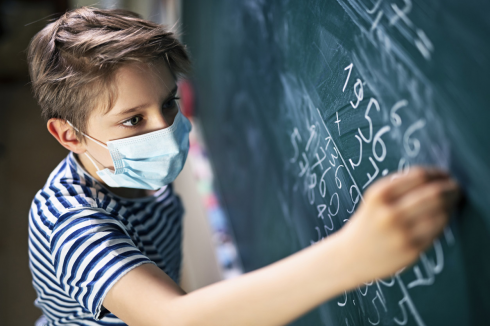 Covid, Giudice cancella l'obbligo di mascherina a scuola: indagato.