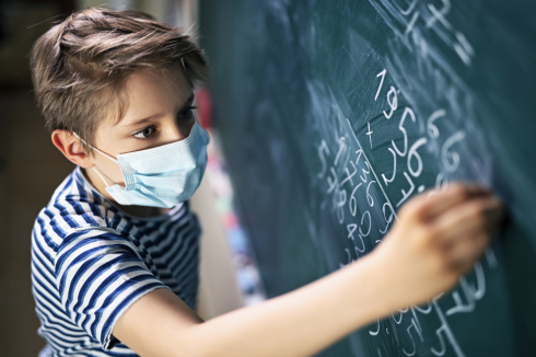 Covid, Giudice cancella l'obbligo di mascherina a scuola: indagato. 