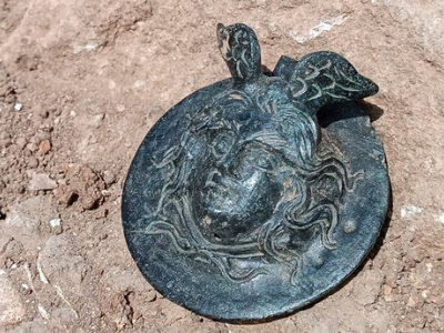 Gli archeologi scoprono una medaglia militare con la testa di Medusa di 1.800 anni fa