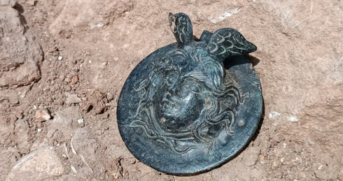Gli archeologi scoprono una medaglia militare con la testa di Medusa di 1.800 anni fa