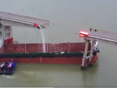 Una nave mercantile urta un ponte a Guangzhou, nel sud della Cina, facendo precipitare in acqua un numero imprecisato di veicoli: 2 morti, numerosi dispersi – Il video