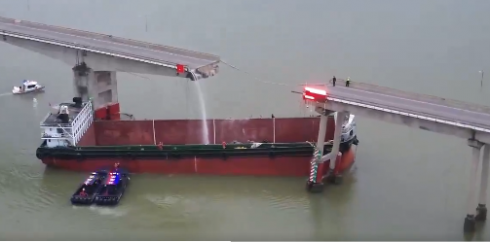Una nave mercantile urta un ponte a Guangzhou, nel sud della Cina, facendo precipitare in acqua un numero imprecisato di veicoli: 2 morti, numerosi dispersi – Il video