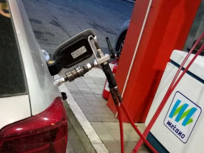 Lecce, metano ai distributori scende dappertutto ma alla Q8 di via di Merine rimane anche oggi a 2,350 euro/kg. Eppure lì lo fanno anche mezzi del servizio pubblico