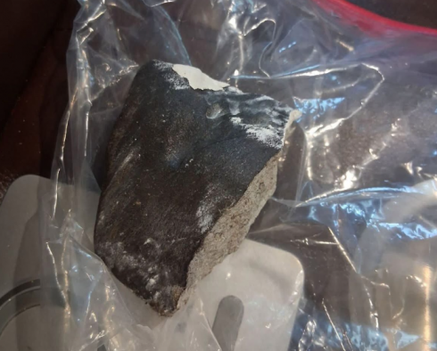 Un meteorite si schianta contro la casa di una donna in Texas, finendo nel suo letto lasciando un grosso buco nel soffitto e nel pavimento