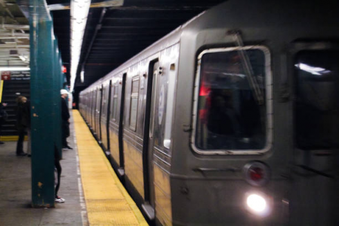 Donna investita da un treno dopo essere stata spinta dal fidanzato sui binari della metropolitana di Manhattan