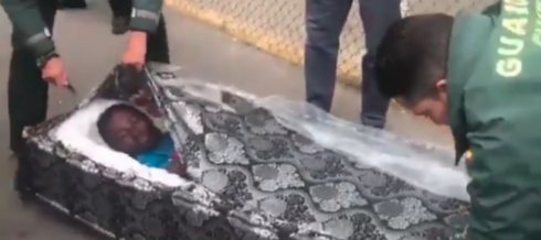 Scoperta shock: migranti tentano di entrare in Spagna nascosti nei materassi sigillati