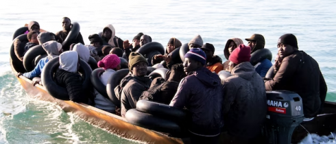 Migranti, nuova tragedia con oltre 70 migranti dispersi dopo un naufragio nel Mediterraneo