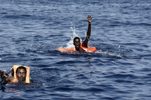 Migranti, nuova tragedia con almeno 49 morti in un naufragio al largo delle coste africane