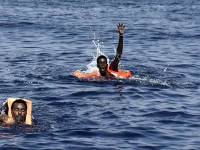 Migranti, nuova tragedia con almeno 49 morti in un naufragio al largo delle coste africane