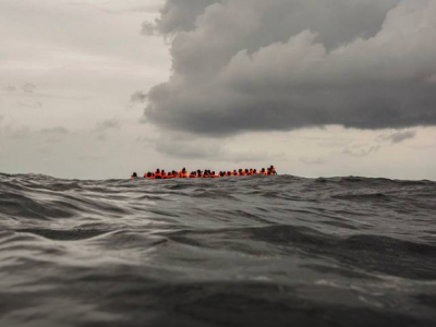 Migranti: barcone in avaria alla deriva, in 100 a bordo