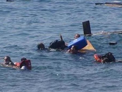 Lesbo: gommone affonda, guardia costiera salva 36 migranti - Video dell'operazione