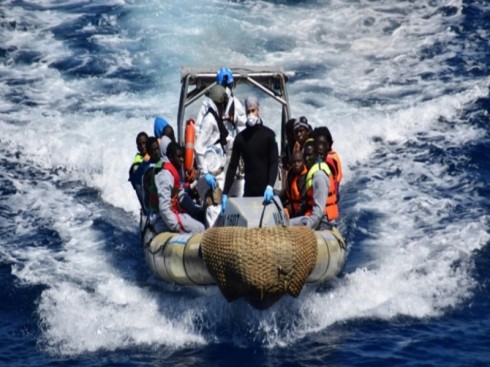 migranti su gommone migranti su gommone