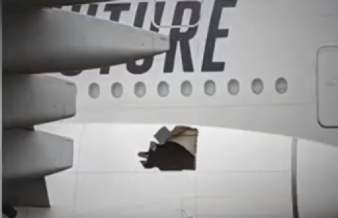 L'Airbus A380 di Emirates atterra all'aeroporto di Brisbane con la fusoliera danneggiata