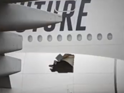 L'Airbus A380 di Emirates atterra all'aeroporto di Brisbane con la fusoliera danneggiata