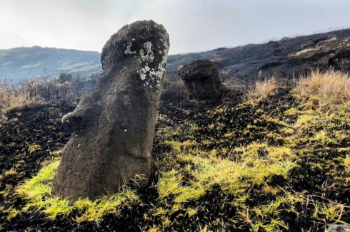Il fuoco provoca danni "irreparabili" alle statue moai sull'isola di Pasqua del Cile, patrimonio culturale dell'umanità