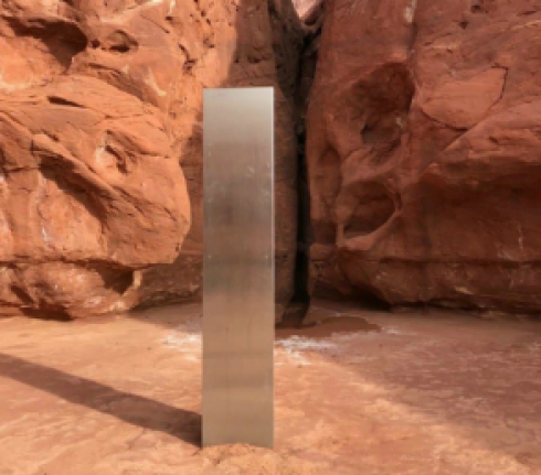 Il mistero del monolito di metallo spuntato fra le rocce del deserto dello Utah. 