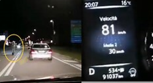 Monopattino truccato sfreccia di notte: la folle corsa del monopattino a 90 km all'ora - VIDEO