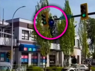 Spettacolare incidente: una motocicletta &egrave; stata scaraventata in aria dopo una collisione rimanendo incastrata in un semaforo &ndash; Il video