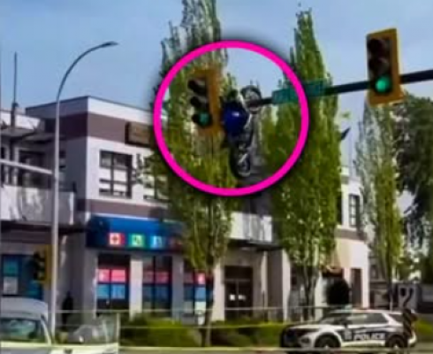 Spettacolare incidente: una motocicletta &egrave; stata scaraventata in aria dopo una collisione rimanendo incastrata in un semaforo &ndash; Il video