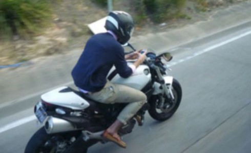 motociclista manda sms mentre viaggia