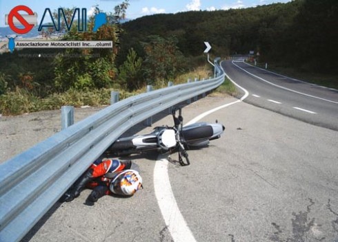 moto contro guard rail moto contro guard rail