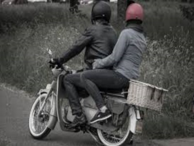 marito e moglie in moto