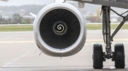 Curioso episodio a Shanghai, passeggero superstizioso al suo primo volo getta monete benaugurali in un motore dell’aereo.