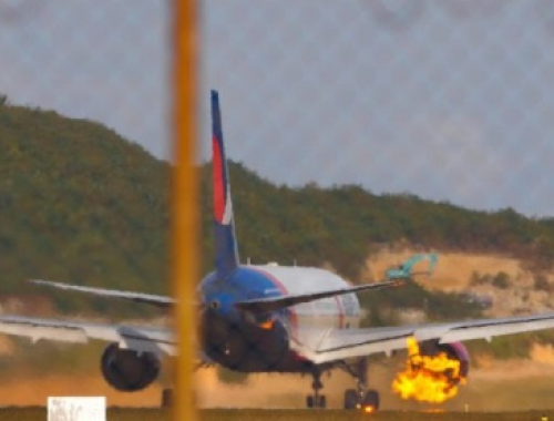 Panico a bordo: il motore di un aereo con 309 passeggeri prende fuoco in volo dopo il decollo. Il video