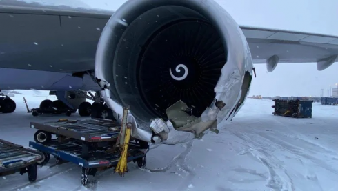 Aereo cargo della China Airlines urta con il motore una serie di carrelli portabagagli - VIDEO