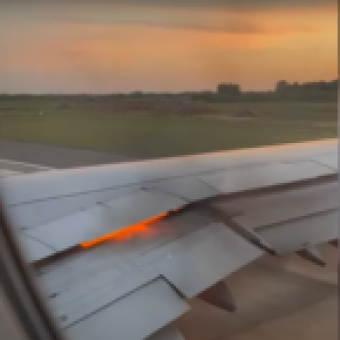 Motore dell’aereo prende fuoco pochi minuti prima del decollo