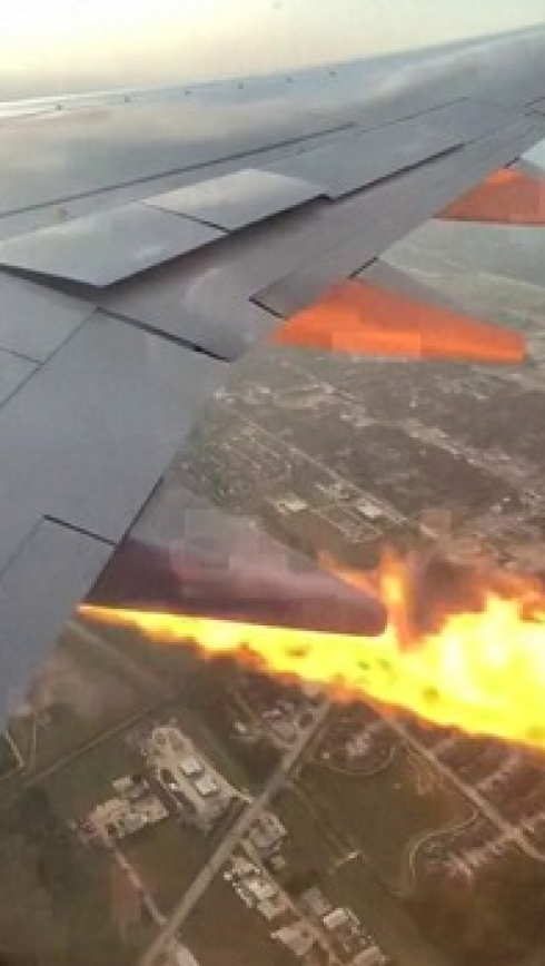 Il motore di un aereo prende fuoco in volo dopo il decollo: il video ripreso da un passeggero