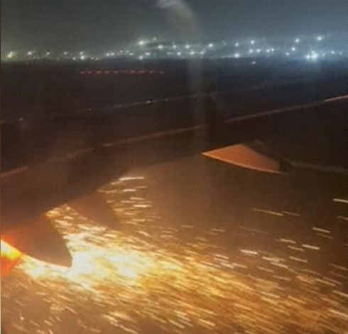 Paura a bordo dell'aereo di linea: in fase di decollo motore in fiamme - VIDEO