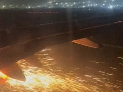 Paura a bordo dell'aereo di linea: in fase di decollo motore in fiamme - VIDEO