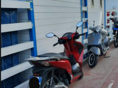 Lecce: multe ai motorini in sosta sulla pista ciclabile nella marina di San Cataldo. Ma mancano le rastrelliere