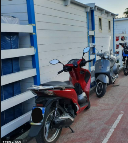 Lecce: multe ai motorini in sosta sulla pista ciclabile nella marina di San Cataldo. Ma mancano le rastrelliere