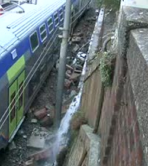 Treni nel caos in Puglia. Crolla muro lungo la ferrovia tra Trinitapoli e Cerignola, sospeso traffico ferroviario.